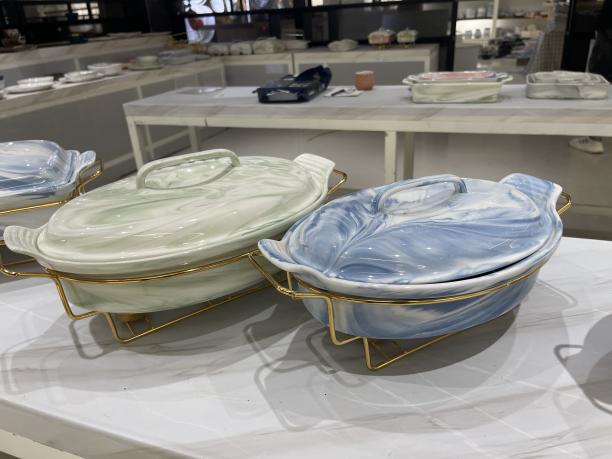 मार्बल्ड सिरेमिक प्लेट: डाइनिंग टेबल पर कला और व्यावहारिकता का एक आदर्श मिश्रण