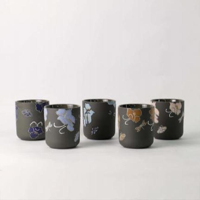 हाथ से पेंट किया गया यह अनोखा पुष्प कैंडलहोल्डर इंस्टाग्राम का नया पसंदीदा क्यों बन गया है?